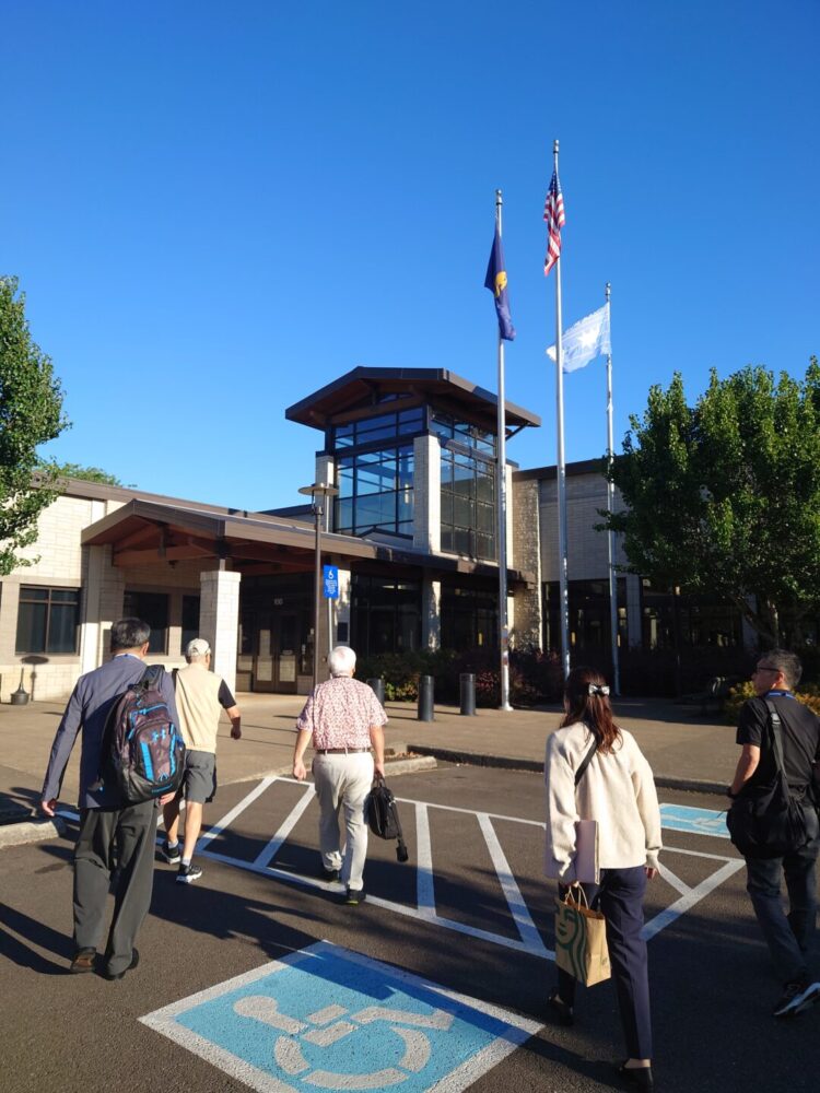 カイザー市役所へ向かう派遣団