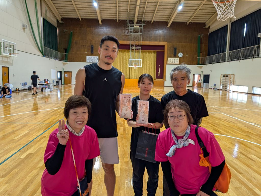 必勝祈願「勝栗御守」を愛媛オレンジバイキングスに贈呈（住民団体　なかやま十彩会）